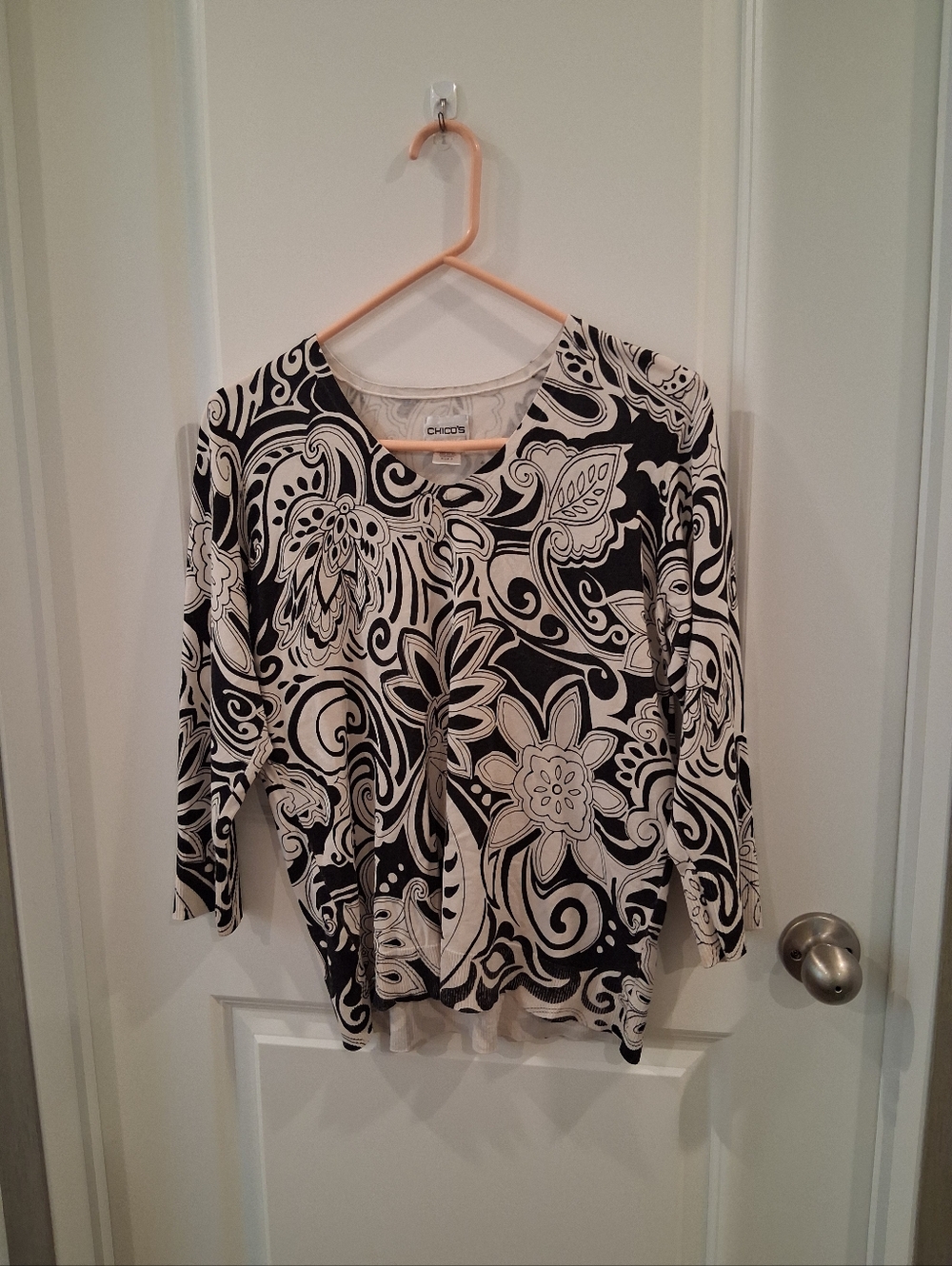 Chico's Black & White Floral Swirl Scoop Neck Blouse Size 2/medium